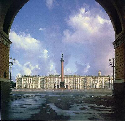 al fondo el palacio de invierno