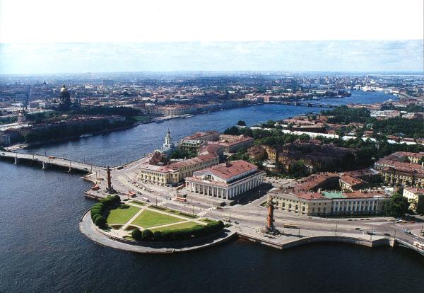 La flecha de la isla vasilievski divide al Neva en dos, a la izquierda el Gran Neva y a la derecha el pequeo Neva. En el centro se encuentra el edificio de la Bolsa.